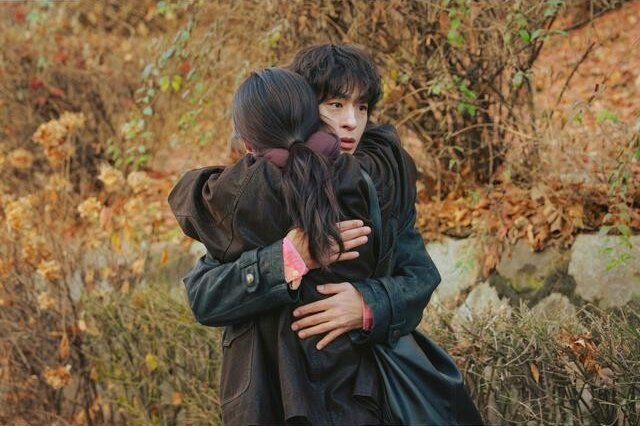 NargleInAFez's tweet photo. 🥹🥹🥹🥹
"Out of all the movies and dramas you’ve filmed so far, which drama and scene do you personally think was the saddest?!?"

Go Youn Jung: #WeAreAllTryingHere episode 6 ending https://t.co/lgWMH6zJ2E