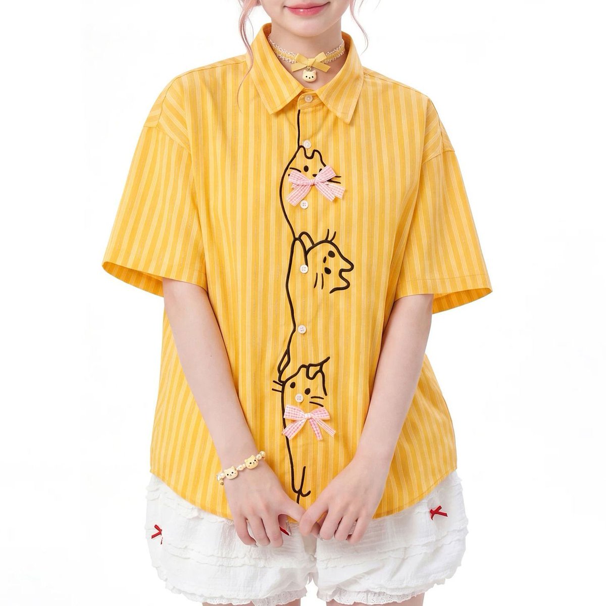 ManusxMachina's tweet photo. 子猫の刺繍リボンシャツ - Golden Yellow 
https://t.co/MJEIYKb5gX 
イエローのストライプ生地に、前立てをよじ登るように刺繍された子猫たちが並ぶシャツ。子猫たちは黒い線画だけでシンプルに描かれ、ぶら下がったり、こちらを覗き込んだり、気まぐれに遊んでいるような仕草を見せています。 https://t.co/gwRRh1gxIt