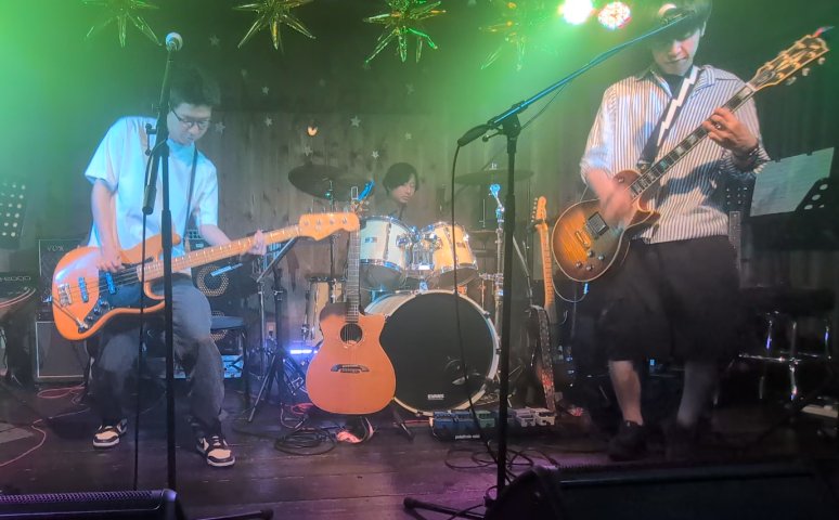 thingofpunk's tweet photo. おはようございます☀
#ベース #バンド 

昨日はStrawberry Fields(@StFields809)の「いちご軽音部」というイベントに参加しました🍓

温かい空気の中で楽しく演奏させていただき感謝です✨️

マスター、スタッフさん、常連様、またよろしくお願いします😊 https://t.co/1k4qNirssu