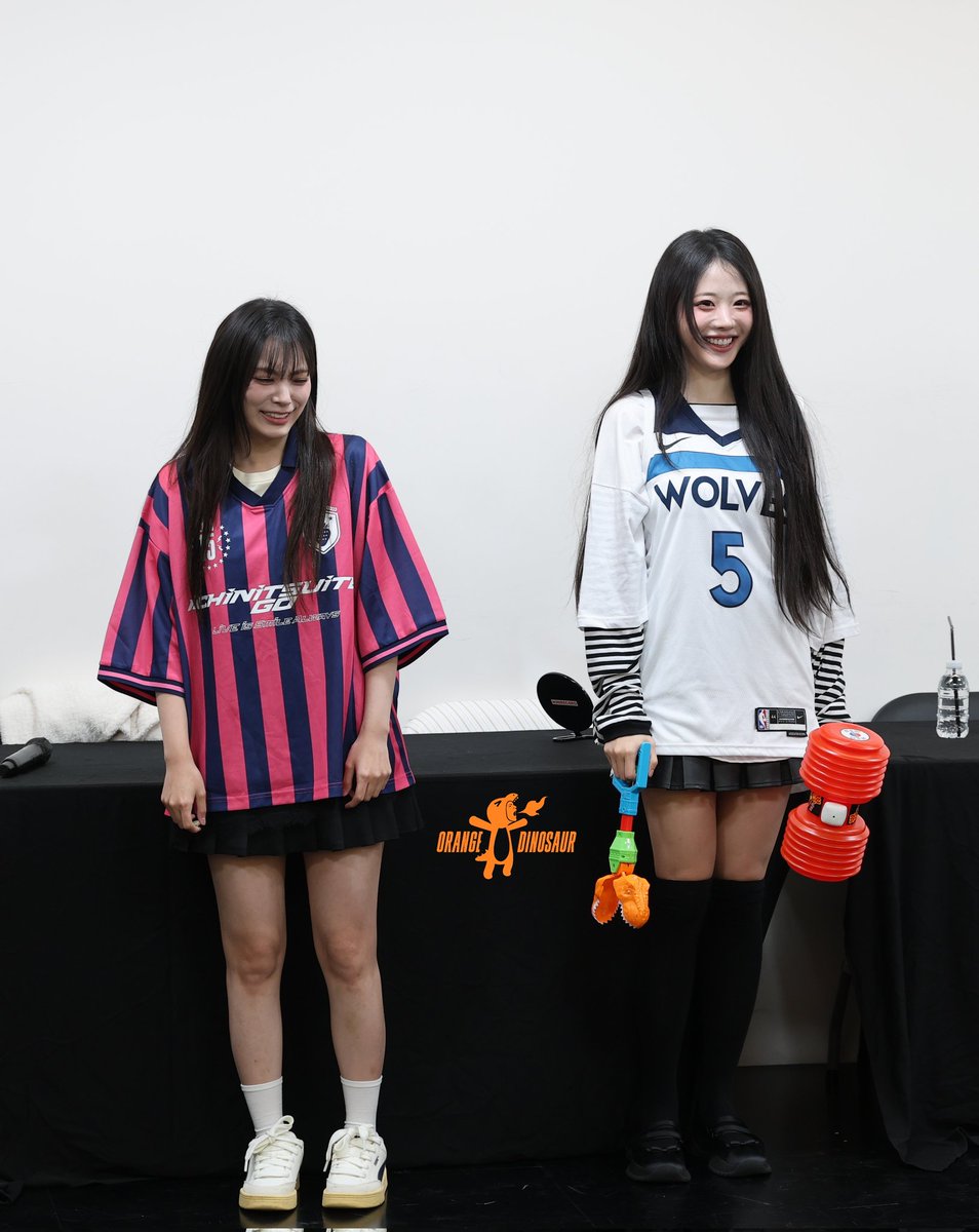 HunterReichard's tweet photo. QWER Minirecord Fansign 260509
E....r 
@hapycb @siyo_min 
#qwer #qwerband #hina #siyeon https://t.co/kx3o6S0wce