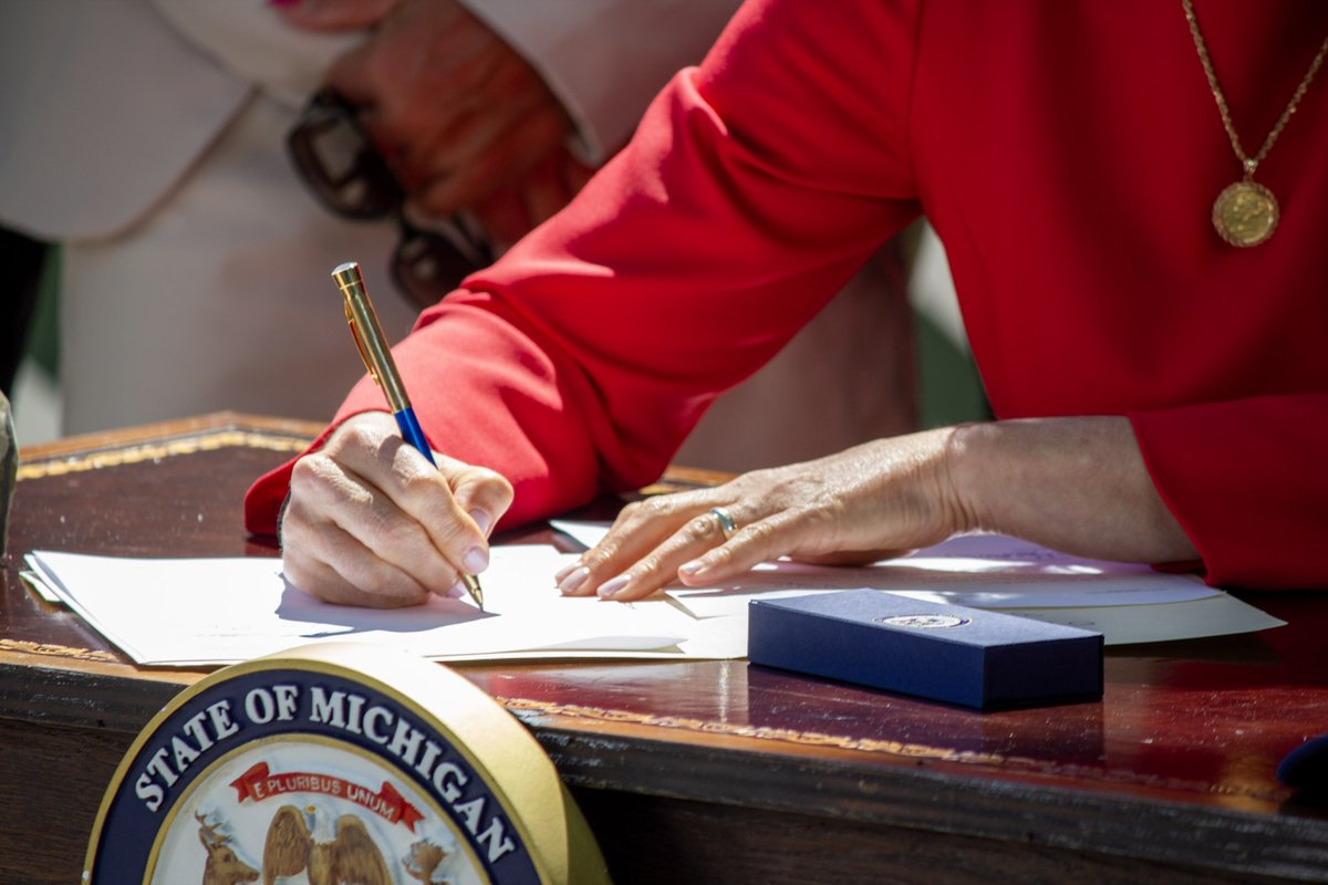 TheDailyRem's tweet photo. SNAPSHOT:@GovWhitmer signs the bill authorizing $152 million for Selfridge Air Base's runway project. https://t.co/5JXd1UBzJt