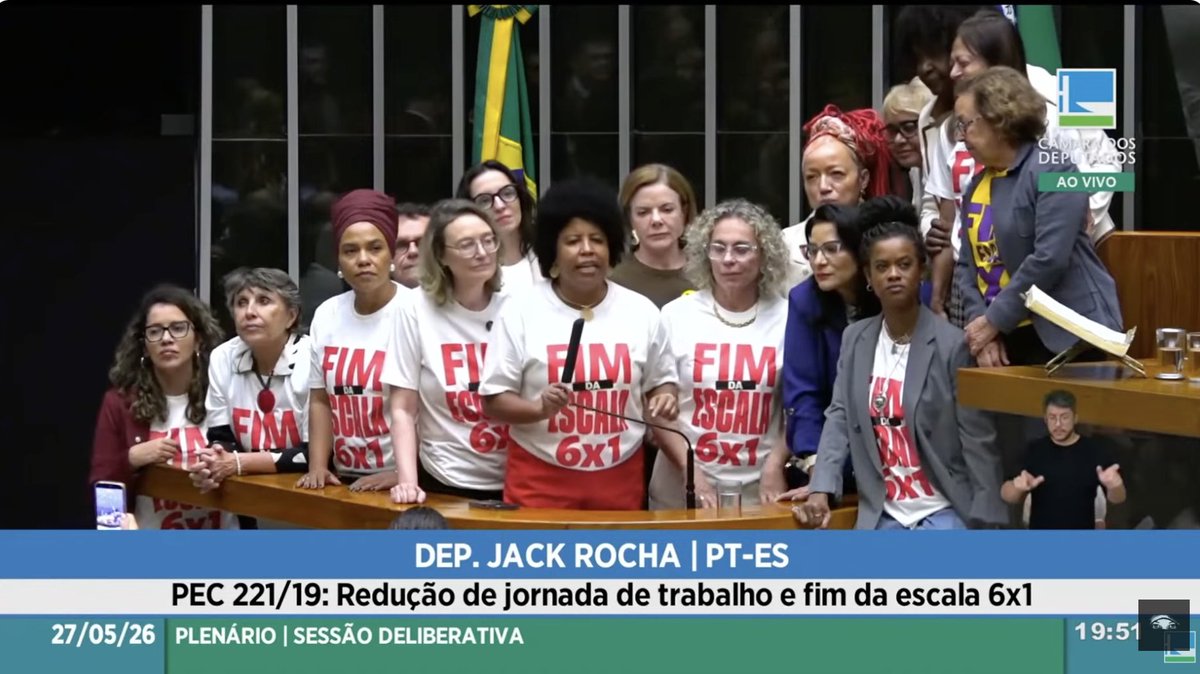 MidiaNINJA's tweet photo. "A VIDA NÃO TEM HORA EXTRA"
O grito das mulheres trabalhadoras pelo fim da escala 6x1! Deputadas dos partidos progressistas se unem em ato simbólico na tribuna do Congresso Nacional. https://t.co/V07onFiWn7
