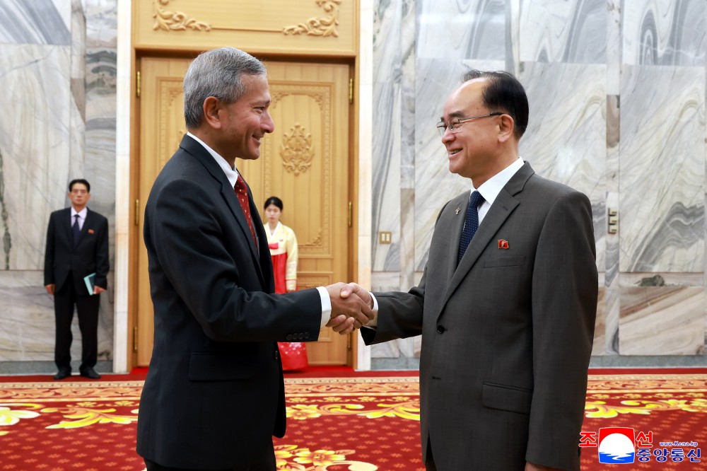 DPRK_in_jp's tweet photo. 外相訪朝結果(27日発＝🇸🇬外務省)

🇸🇬外相は🇰🇵外相との会談で、半世紀の国交関係を再確認。対話の道筋を常に開いておくよう促し、ASEANフォーラムへ🇰🇵外相を招待した。
🇸🇬外相は趙甬元議長との談話で、朝鮮の政治情勢について最新情報を提供された。外相と議長は初の朝米首脳会談を振り返った
🤝 https://t.co/BP4HP2Adni