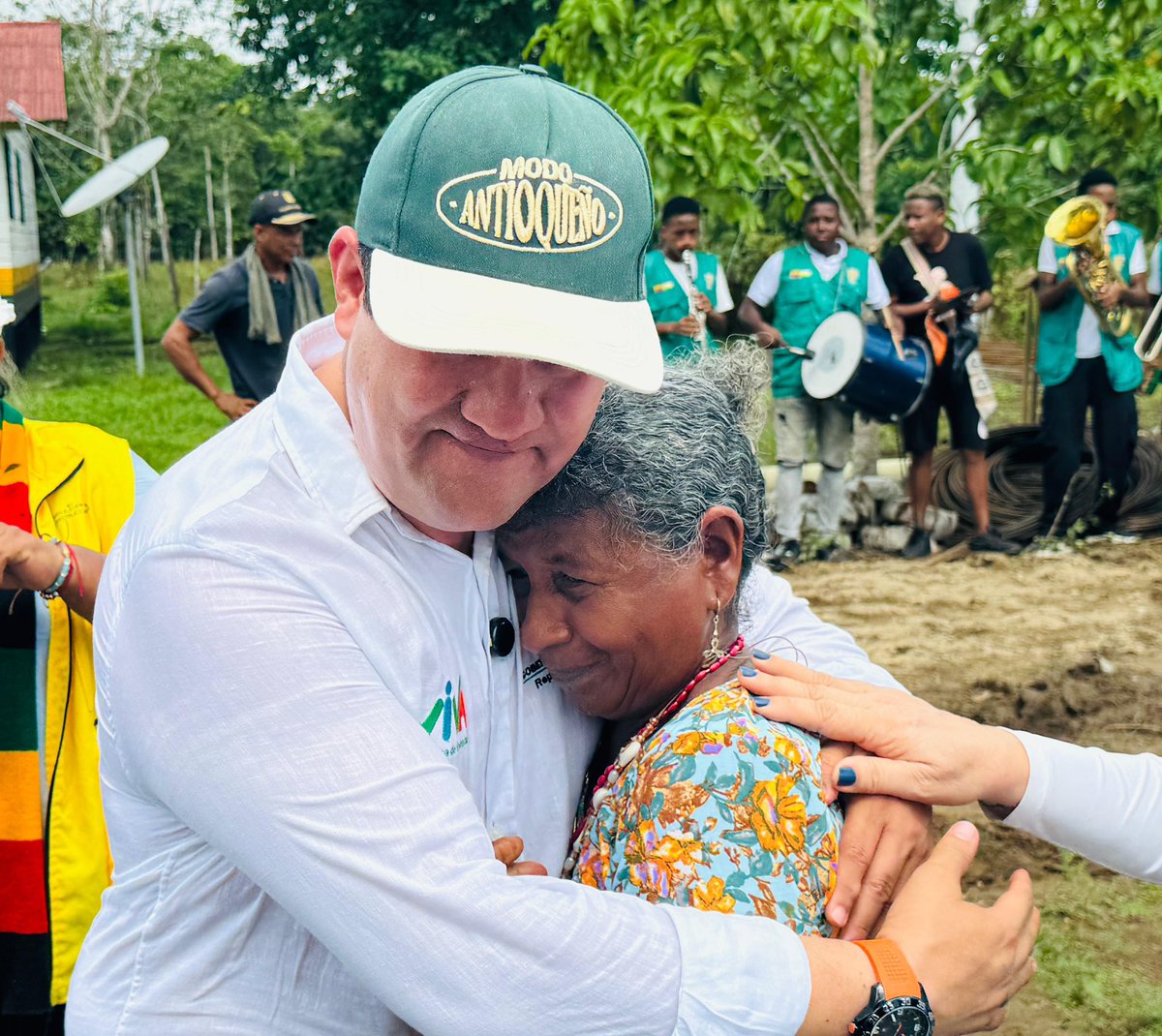 RodrigoHAl's tweet photo. Recorrimos la Antioquia profunda. Esa donde llegar no es sencillo y donde más se siente la esperanza cuando las oportunidades finalmente llegan. En Murindó, a la orilla del río Atrato y rodeado por la inmensidad de la selva del Urabá antioqueño, visitamos un resguardo indígena en la zona La Marina. Allí conocimos a doña Gladys y a otras familias que hoy ven sus noches iluminarse gracias a los paneles solares instalados en sus viviendas. Cerca de 100 familias en la subregión de Urabá hoy disfrutan de energía limpia. 

También visitamos el proyecto de vivienda nueva rural que avanza junto a la @alcaldia_murindo y la @fundacioncompasion en la comunidad “No hay como Dios”. Muy pronto, 16 familias podrán abrir la puerta de una vivienda digna construida para quedarse, crecer y soñar.

Regresamos con el corazón lleno y con la convicción intacta de seguir entregando hasta el último centímetro de piel para que más familias antioqueñas puedan alcanzar su conquista más anhelada: tener vivienda propia 🏠

#porantioquiafirme #viviendasocial