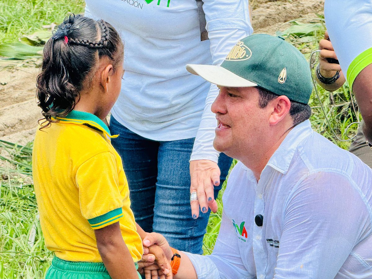 RodrigoHAl's tweet photo. Recorrimos la Antioquia profunda. Esa donde llegar no es sencillo y donde más se siente la esperanza cuando las oportunidades finalmente llegan. En Murindó, a la orilla del río Atrato y rodeado por la inmensidad de la selva del Urabá antioqueño, visitamos un resguardo indígena en la zona La Marina. Allí conocimos a doña Gladys y a otras familias que hoy ven sus noches iluminarse gracias a los paneles solares instalados en sus viviendas. Cerca de 100 familias en la subregión de Urabá hoy disfrutan de energía limpia. 

También visitamos el proyecto de vivienda nueva rural que avanza junto a la @alcaldia_murindo y la @fundacioncompasion en la comunidad “No hay como Dios”. Muy pronto, 16 familias podrán abrir la puerta de una vivienda digna construida para quedarse, crecer y soñar.

Regresamos con el corazón lleno y con la convicción intacta de seguir entregando hasta el último centímetro de piel para que más familias antioqueñas puedan alcanzar su conquista más anhelada: tener vivienda propia 🏠

#porantioquiafirme #viviendasocial