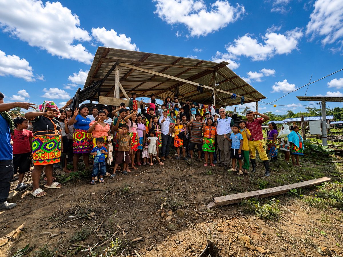RodrigoHAl's tweet photo. Recorrimos la Antioquia profunda. Esa donde llegar no es sencillo y donde más se siente la esperanza cuando las oportunidades finalmente llegan. En Murindó, a la orilla del río Atrato y rodeado por la inmensidad de la selva del Urabá antioqueño, visitamos un resguardo indígena en la zona La Marina. Allí conocimos a doña Gladys y a otras familias que hoy ven sus noches iluminarse gracias a los paneles solares instalados en sus viviendas. Cerca de 100 familias en la subregión de Urabá hoy disfrutan de energía limpia. 

También visitamos el proyecto de vivienda nueva rural que avanza junto a la @alcaldia_murindo y la @fundacioncompasion en la comunidad “No hay como Dios”. Muy pronto, 16 familias podrán abrir la puerta de una vivienda digna construida para quedarse, crecer y soñar.

Regresamos con el corazón lleno y con la convicción intacta de seguir entregando hasta el último centímetro de piel para que más familias antioqueñas puedan alcanzar su conquista más anhelada: tener vivienda propia 🏠

#porantioquiafirme #viviendasocial