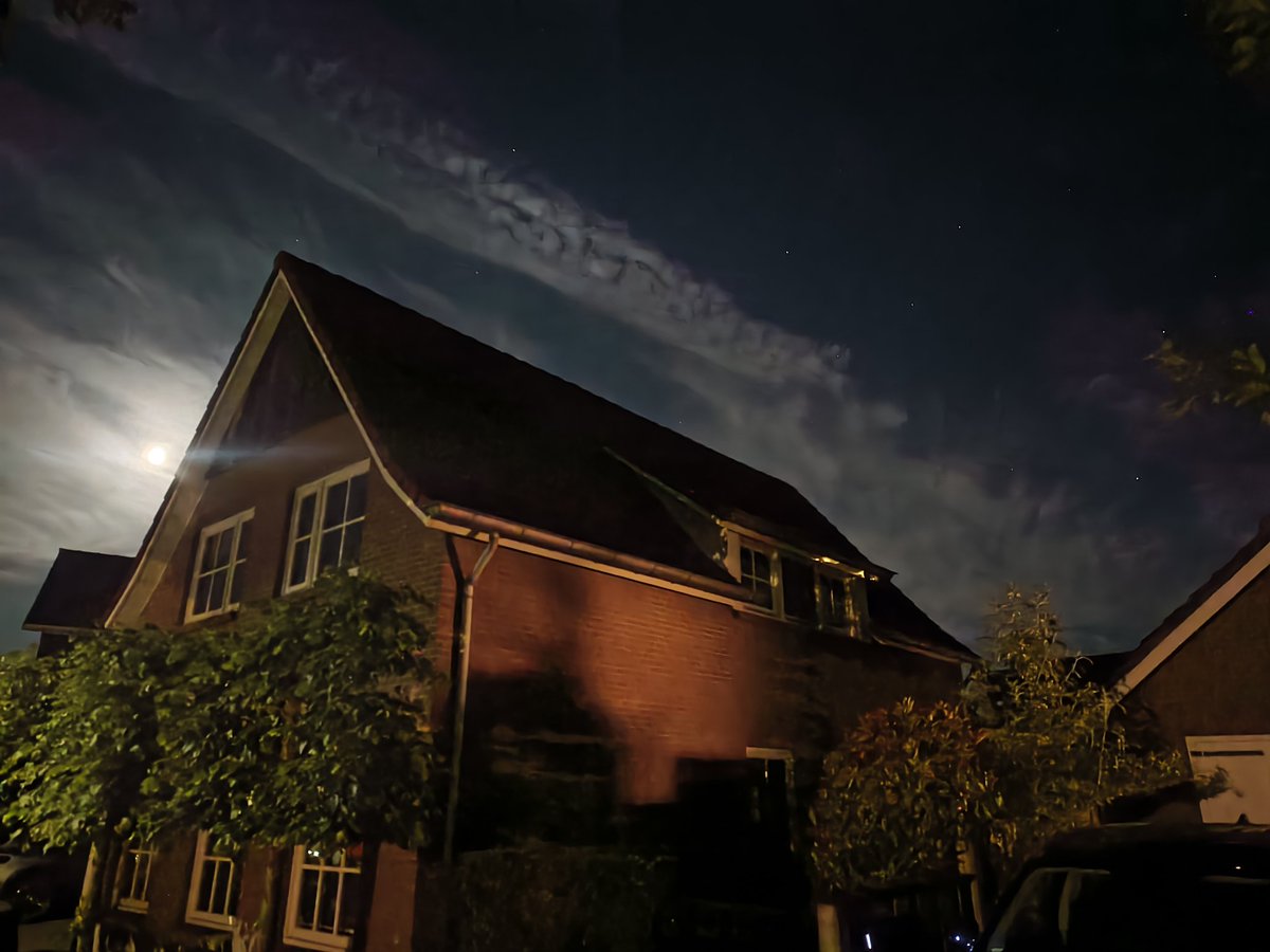debbeepuntnl's tweet photo. Zijn dit nou lichtende nachtwolken? 

Hoe dan ook: de lucht was prachtig om middernacht! 

#lichtendenachtwolken https://t.co/S5syCoLsgf