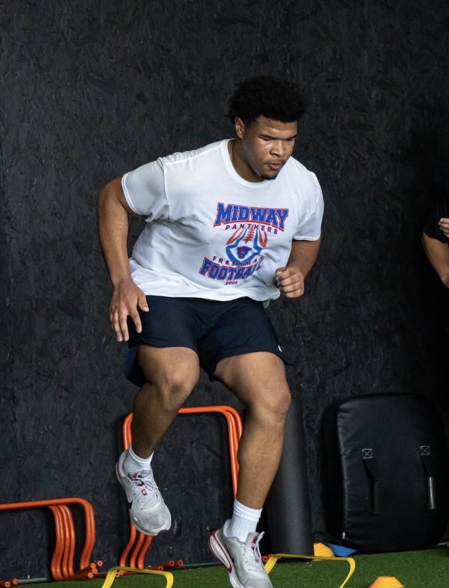 AidanMaxwell78's tweet photo. Got some speed and agility training in with @CoachBJ_Kelly !!
@hayden_wall @k_crane13 @JoshuaDWillis13 @joe_gillespi3 @RecruitMidway @MidwayFB 
@MidwayPanthers @CoachThompson08 https://t.co/AauUb6c9VK