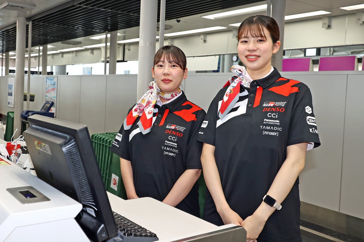 Centrairairport's tweet photo. 世界各国を舞台に開催されるWRCの日本ラウンド「フォーラムエイト・ラリージャパン2026」が、5/28(木)〜31(日)に愛知県・岐阜県で開催されます。

セントレアの日本航空国内線カウンターでは、期間中、一部スタッフがTGR-WRTのウェアを着用して皆さまをお迎え中✨空港にいながら、国際的なラリーイベントの熱気を感じてみてください✈️