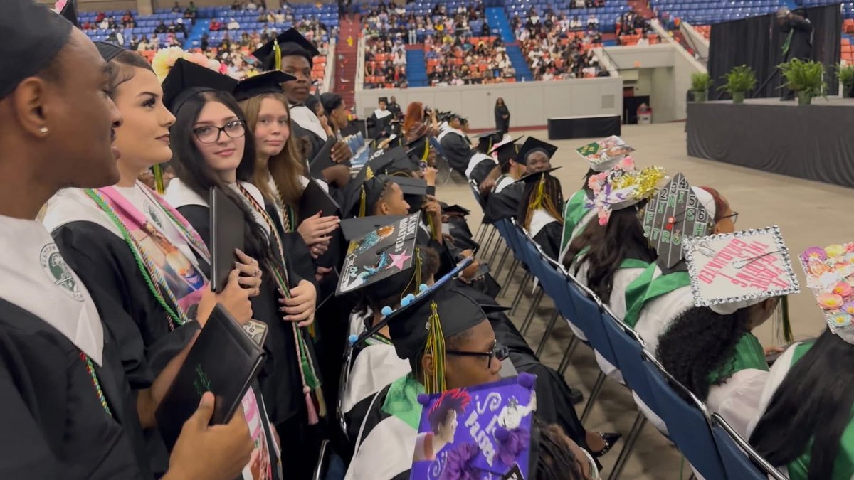 WesternTheSTEM's tweet photo. What an incredible graduation night for the Class of 2026! 🎓💚🖤

Best wishes to all of our seniors as you begin your next chapter. Remember: “Once a Warrior, Always a Warrior!” Western will always be cheering you on and here for you. 👏✨
#WarriorPride https://t.co/V2ntwXSZuQ
