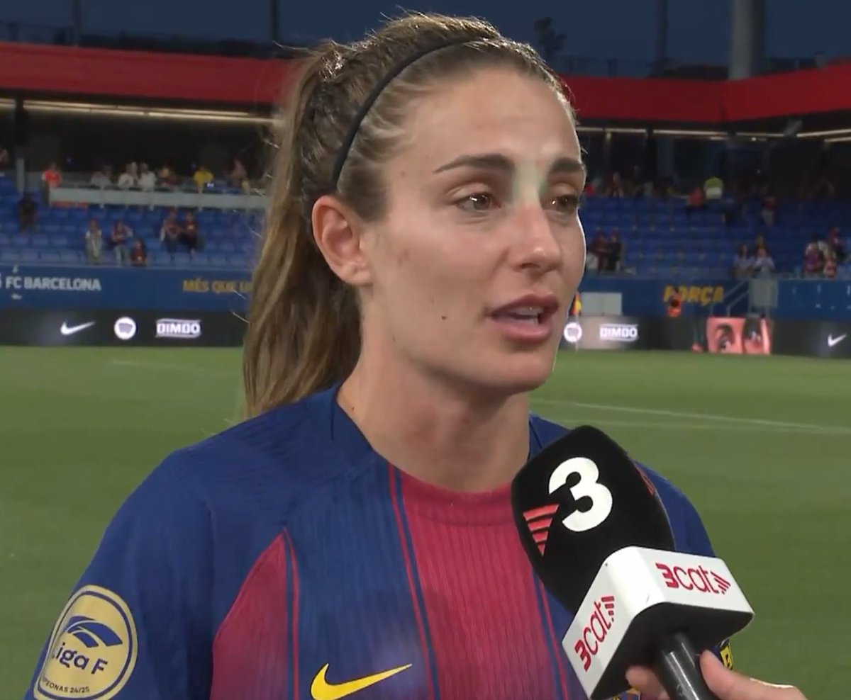 MauricioPriale's tweet photo. 🎙️ Alexia en Esport3: "Cansada, pero feliz a la vez. Ha sido difícil. Nunca es fácil tomar una decisión así. Soy una jugadora competitiva, pero se debe ser coherente y real con lo que soy como jugadora y como culer. Aunque quieras volverte a poner al límite, es una decisión que no la he tomado con el corazón, porque si no jugaría toda mi vida aquí, pero la cabeza me ha frenado. Son 14 años, he vivido muchas cosas y he tenido mucha suerte. Bilbao, Oslo, las rúas, 500 partidos… Son muchas cosas que han pasado. Agradezco mucho el apoyo porque de verdad he dado todo. Me he vaciado. Creo que no seré consciente hasta que pase un tiempo o me retire. Tengo un verano para plantearme las cosas, ver, poner todo en la balanza y tomar una decisión, pero evidentemente una gran parte de mí se quedará aquí. Ya tomaré la decisión, pero soy consciente de que esto es único. Alargarlo quizás desdibujaba esta historia y no me lo podía permitir".

La frase: "Marchar con tanto amor es algo de lo que estoy orgullosa".