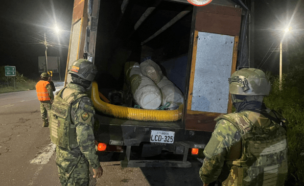 EspaciadoraBar's tweet photo. Pasaron 2 años y 4 meses desde que Daniel Noboa declaró a Ecuador en un conflicto armado interno, y poco ha cambiado en las estructuras criminales que su gobierno prometió combatir.

En mayo de 2026, Ecuador vivió el quinto toque de queda.

Lee más: https://t.co/OV2ENN70fZ https://t.co/DbodTlFZTt