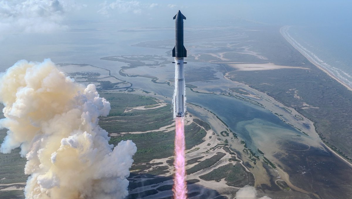 Rabeel_web3's tweet photo. 🚀 SpaceX is not just building rockets…

They are building the future of humanity. 🌍➡️🔴

Starship may one day take humans to Mars 😳

Imagine living on another planet…
The future is getting closer every year 🤖🌌 https://t.co/nBsRF6VwuD