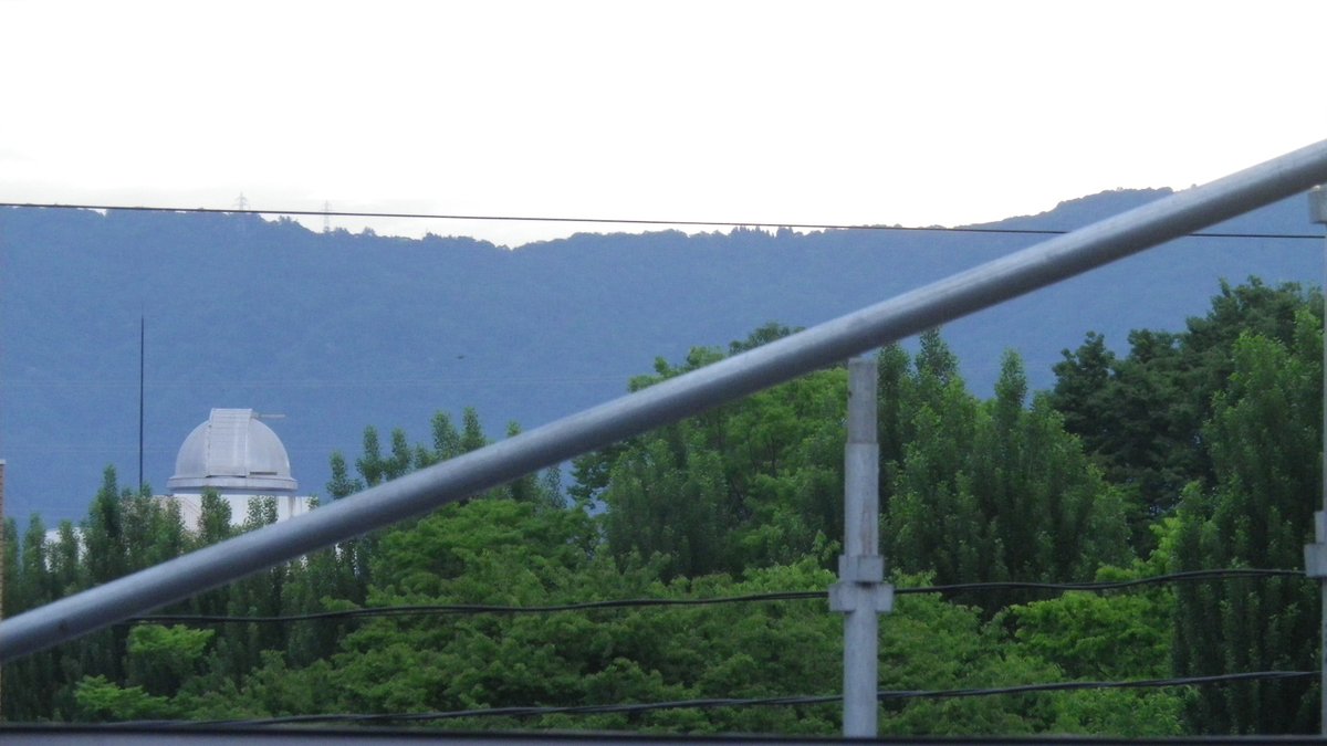 oi21com's tweet photo. #長岡市の空模様
学校町1:28日(木)。気温高めの日が続きます。早めの就寝だと4時頃目が覚める。そこで起きるかどうか微妙な判断。 https://t.co/1iM5eMJCy9 の長岡の時間予報は6時から 曇り/曇り/曇り/曇り/小雨/弱雨雨/弱雨 予想気温20から29℃。写真は05:40東側窓の外。 https://t.co/QxM1Phchto