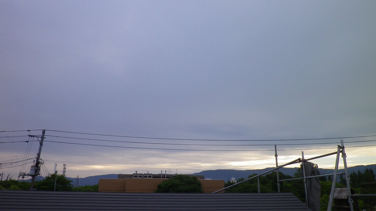 oi21com's tweet photo. #長岡市の空模様
学校町1:28日(木)。気温高めの日が続きます。早めの就寝だと4時頃目が覚める。そこで起きるかどうか微妙な判断。 https://t.co/1iM5eMJCy9 の長岡の時間予報は6時から 曇り/曇り/曇り/曇り/小雨/弱雨雨/弱雨 予想気温20から29℃。写真は05:40東側窓の外。 https://t.co/QxM1Phchto