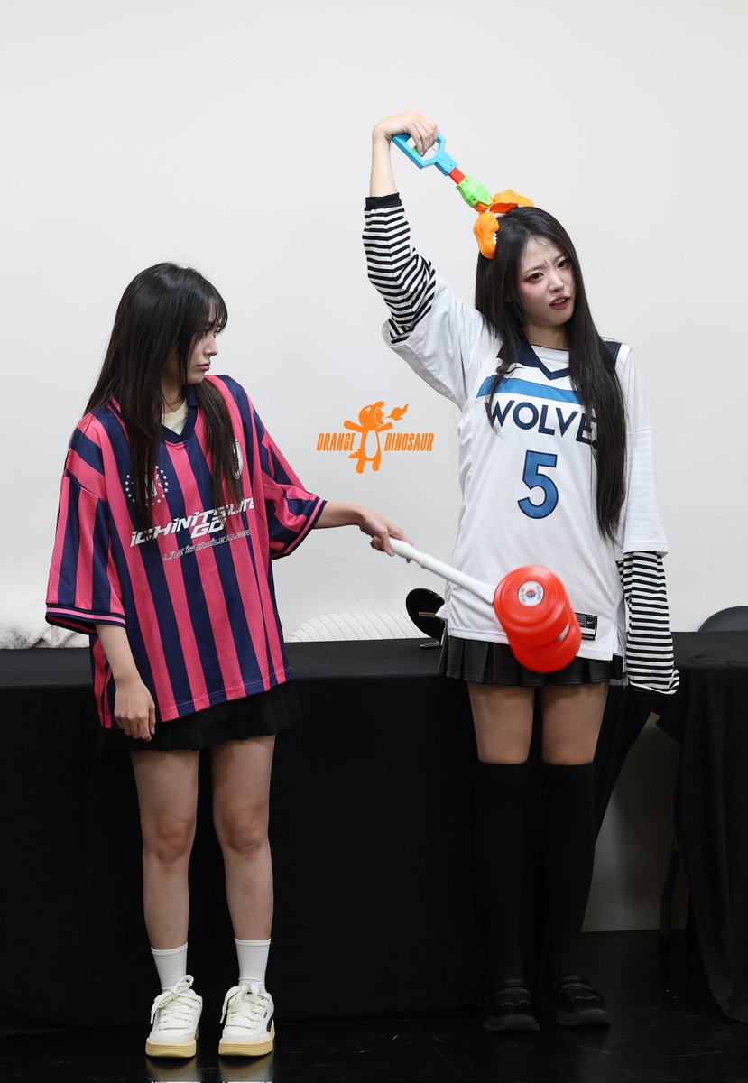 HunterReichard's tweet photo. QWER Minirecord Fansign 260509
Siyeon's revenge 
#qwer #qwerband #hina #siyeon https://t.co/R9hGy1qeuK
