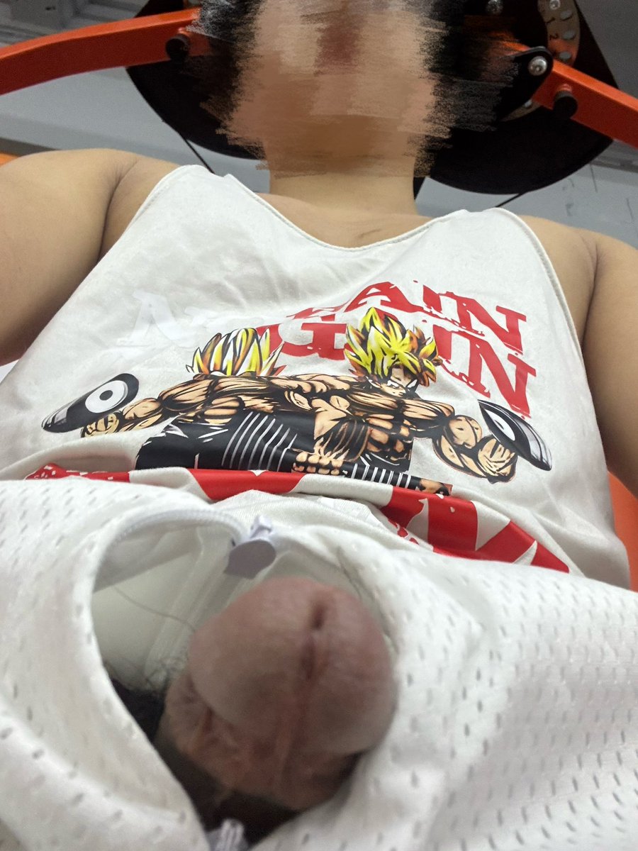pppp7615's tweet photo. 半夜来到健身房，看到只剩两个人，不管头上的摄像头，直接选择脱掉 #暴露 #健身房 #露出 #肌肉 https://t.co/GTWGJM52lv