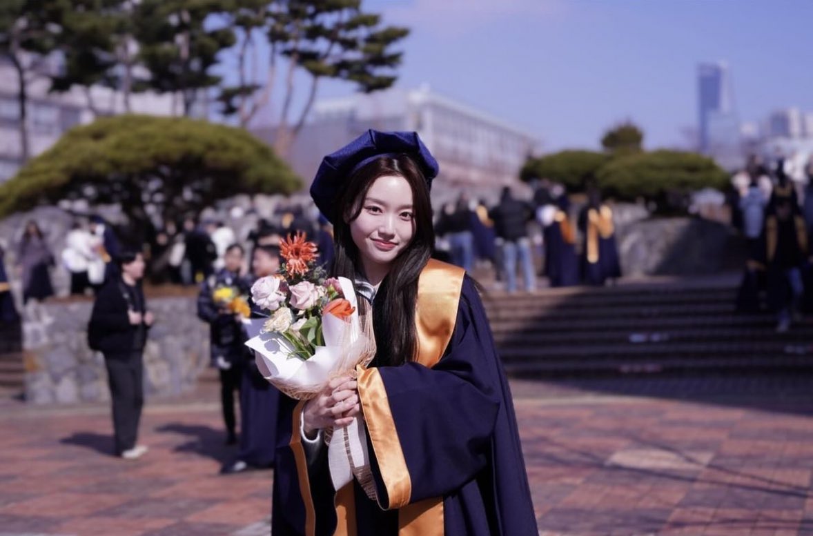 kimlipagenda's tweet photo. Was gowon roleplaying here or did she actually graduate with something https://t.co/EVL2u3N6es
