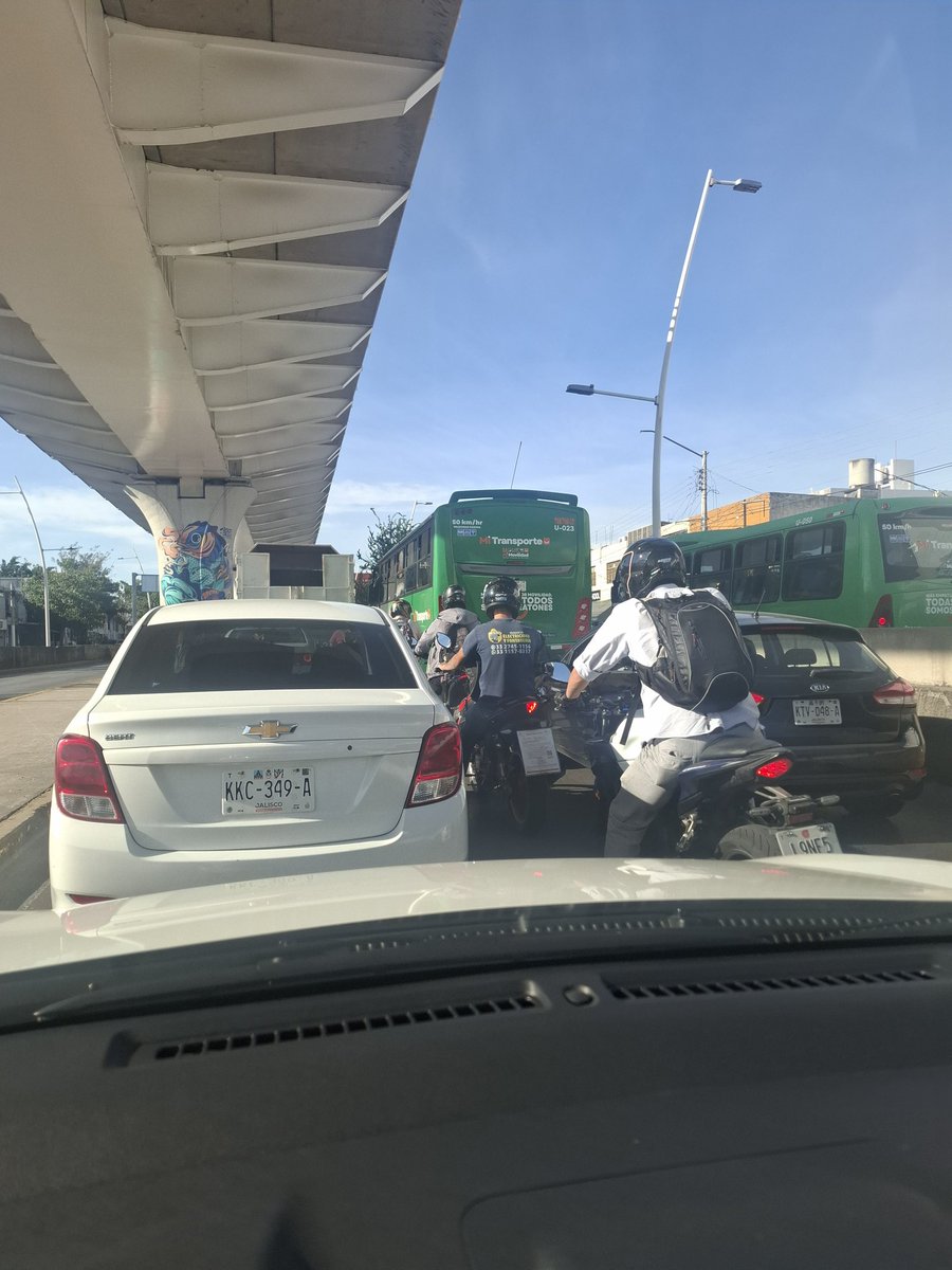 bernardodieguez's tweet photo. @TransporteJal BT, reportando Unidad circulando em estos momentos por paso a desnivel Zapopan Centro, sentido hacia el mercado del mar https://t.co/reb52RgPDl