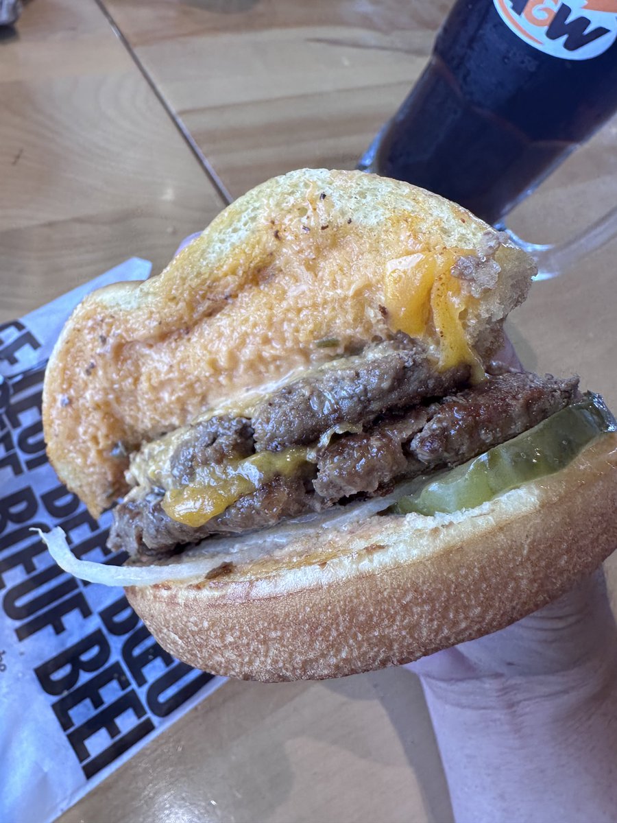 MrkDvd's tweet photo. @AWCanada umm smash it is not … I still ate it cause it was your traditional burger but it ain’t no smash burger https://t.co/vKEcD4JEM1