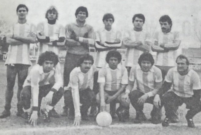 PCioccale's tweet photo. Amistoso de 1981, @ArgdeQuilmesOf @BocaJrsOficial .
En #ElMate están, Magallán padre del jugador #xeneixe , el DT Campeón @Ruso_Zielinski , Verón y Malbernat.
En #BocaJuniors el hoy @dtTigreGareca .
@ChavoFuchs @lucaszielinski @Quilmespais @ArchHistXeneize @FutbolTiempos https://t.co/RWu4OX2P6F