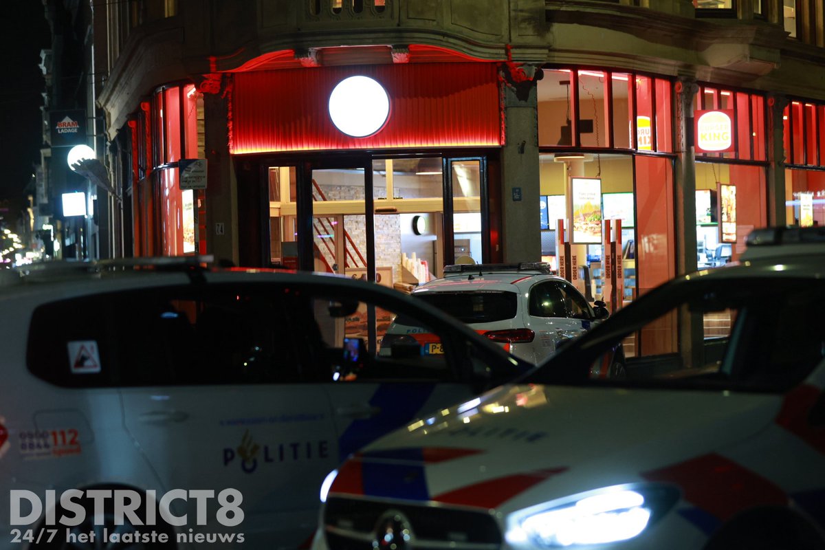 RedactieD8's tweet photo. Bij de Burger King aan het #Spui in #DenHaag is een melding van een overval gedaan. Omstreeks 00:51 uur kwam de melding binnen. Meerdere politie eenheden van de politie gingen met spoed naar de locatie. De politie heeft daar onderzoek gedaan en met getuigen gesproken. https://t.co/D9Kw1QT3hy
