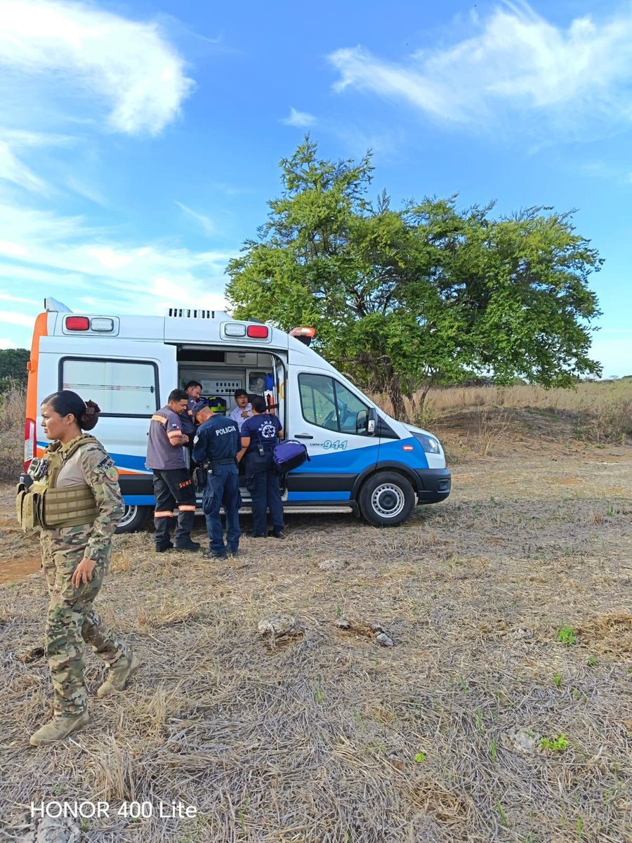 BCBRP's tweet photo. #Coclรฉ
Personal paramรฉdico del Servicio de Atenciรณn Mรฉdica Pre-Hospitalaria, Emergencias y Rescate (SAMER) del BCBRP y SUME 911 evaluaron a 2 heridos, luego que una avioneta se precipitara a tierra en las inmediaciones del aerรณdromo Guillermo Palm Jaรฉn. ๐จ๐ต๐ฆ
#BCBRP #SAMER https://t.co/m6GUyoLOJD