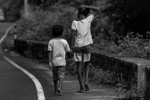 EspaciadoraBar's tweet photo. Los niños, niñas y adolescentes que son reclutados "siempre tienen que esperar que alguien los mande. Si deciden actuar por voluntad propia son sancionados, les pegan, los maltratan” cuenta Fabián, hermano de uno de los niños reclutados. 

Lee el reportaje https://t.co/uA7GFExM1P https://t.co/k49pc2nzPk