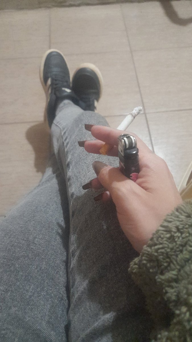 hablopoco's tweet photo. Comen mi mierda, adoran mis mocos, son adictos a mis pies, me piden permiso incluso para ir al baño, vacían sus billeteras y se dejan torturar y humillar. Jajaja, me encanta el findom. https://t.co/8CM0AetCQt