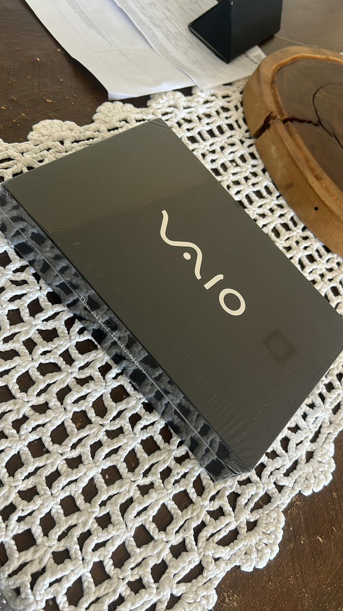 sanctuaryev's tweet photo. Vendo tablet VAIO. NOVO, LAVRADO e com nota fiscal. Já acompanha teclado. R$ 1.600,00 (preço negociável). Teresina e região. https://t.co/RTgs2e5zg2