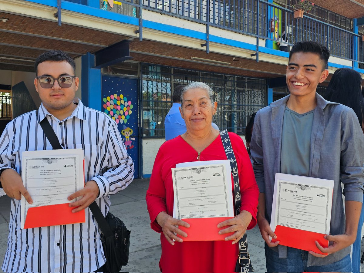 INEEJAD_OFICIAL's tweet photo. Reafirmamos nuestro compromiso de seguir impulsando acciones que transformen vidas a través de la educación.

¡Felicidades a cada estudiante por este importante logro! 🎓👏 https://t.co/Gfkvf3TDVV