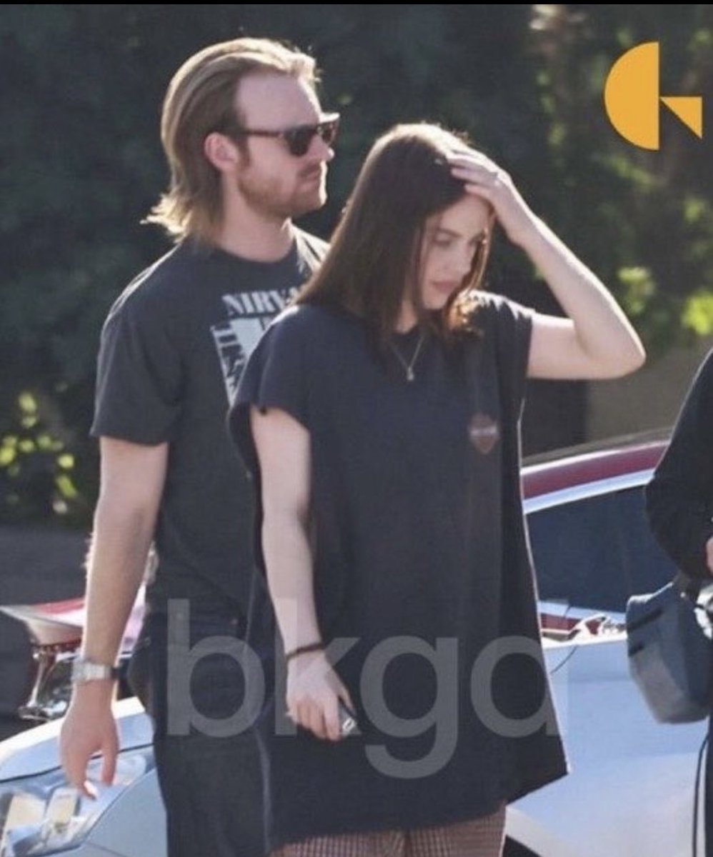 mirrorbilllie's tweet photo. petition for billie to chop the sleeves off of all her shirts SHE LOOK SO GOOD https://t.co/uPmj4nursY
