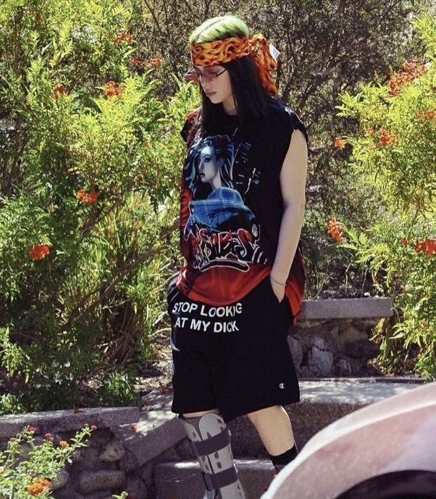 mirrorbilllie's tweet photo. petition for billie to chop the sleeves off of all her shirts SHE LOOK SO GOOD https://t.co/uPmj4nursY