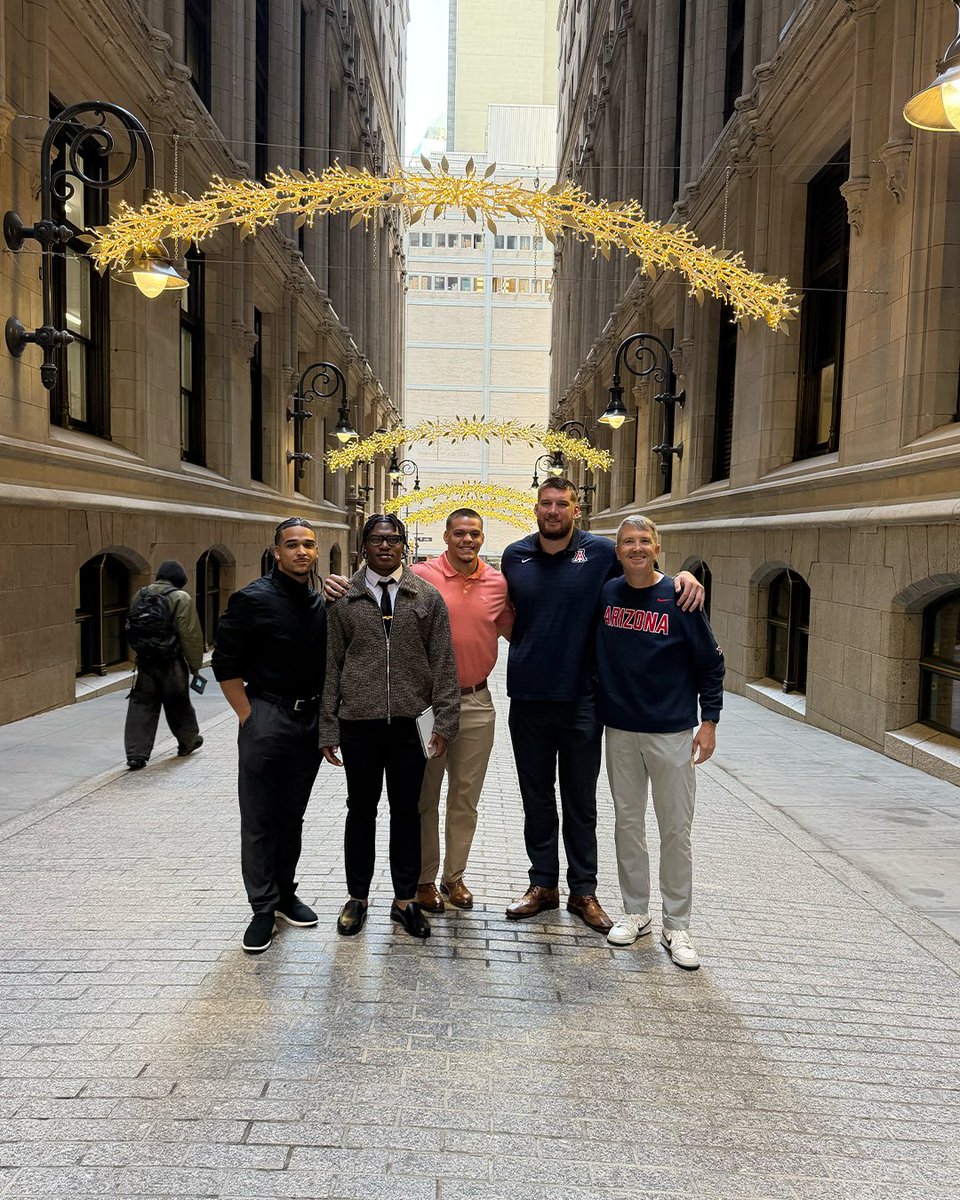 MackenzieHamil8's tweet photo. .@ArizonaFBall players had some pretty cool micro-internships this summer through the team's Beyond Football program! 

Several players spent time in New York for a Wall Street internship in the Financial District with a hedge fund. 

A group also went to Honolulu with Le Nu'u Legacy Foundation in partnership with Hui Mahi'ai 'Āina!