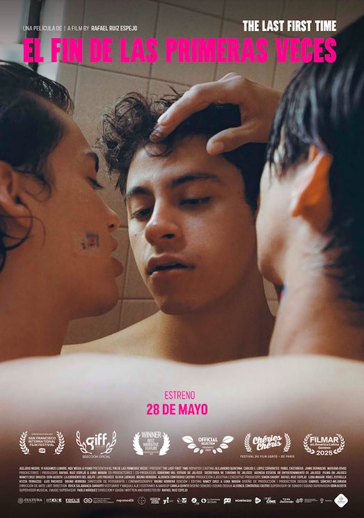 antoniomedina41's tweet photo. El fin de las primeras veces 

Por fin tenemos en pantalla esa Guadalajara que sí viven los gays tapatíos: la del tren ligero, la del antro, la de las borracheras en las noches locas y los besos que no piden permiso. 

Lalo, el protagonista, no es víctima ni culpable de nada, mas que de su íntimo  deseo y la súbita libertad de permanecer en la ciudad  donde vive sus primeras veces.

¿Él sabía eso? ¡Claro que no!

Esta película es ver la primera vez de un muchacho reflejada sin el filtro de la culpa heteronormada. No suaviza nada, muestra lo crudo, lo tierno y lo sexual tal cual, para recordarnos que también se vale ser gay en esa efímera y cachonda felicidad. 

Ve a verla porque hacía falta una peli que diga “esto somos” sin pedir disculpas.

Tal vez esta filme es un abrazo para el joven gay de 18 que fuiste, o para el que apenas va saliendo del clóset en su pueblo donde se dan los machos, y a montón, aunque nadie se dé cuenta.  

Estrena mañana jueves 28 de mayo.

 Ve con tus amigos, con tu ligue, con tu primera vez. 

@antoniomedina41