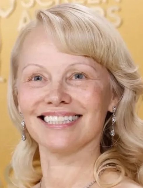 Tiagupereira's tweet photo. Em meio a tantas pessoas com o rosto esticado e cada vez mais parecidas entre si, chega a ser louco perceber que artistas como Pamela Anderson e Xuxa, que exibem os sinais naturais do envelhecimento, se tornem uma exceção. https://t.co/RXlUIu04av