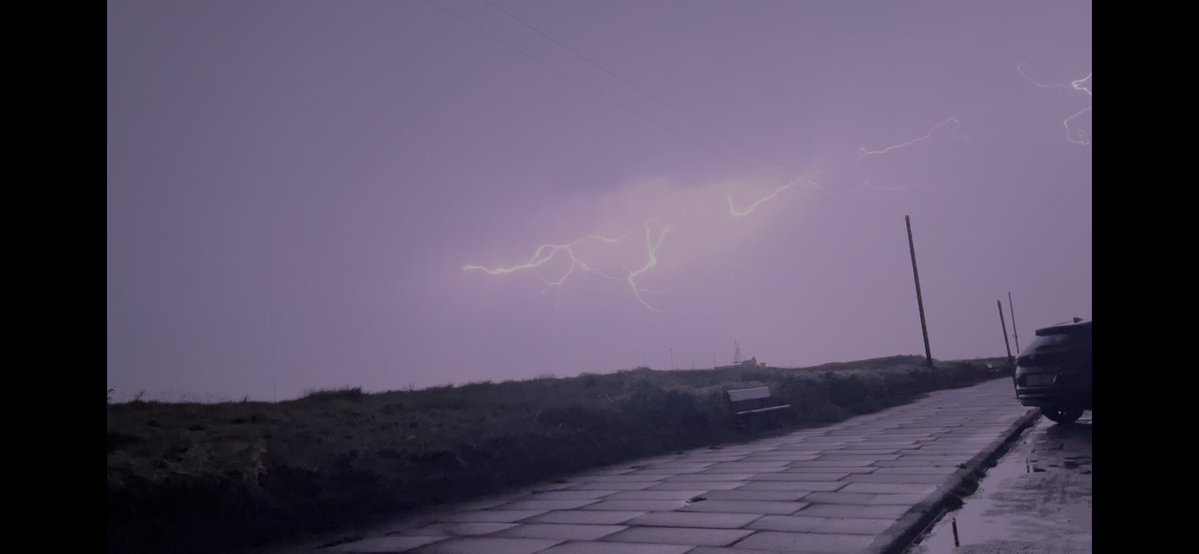 Clemo89efc's tweet photo. Love a bit of thunder &amp; lightning 👌🏻 #UKWeather https://t.co/keA8ZA7iPg