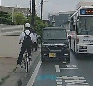 flyrabi's tweet photo. 自転車が走行しているのに
黒いN-BOXが無理やりバスをオーバーテイク
運転手はやっぱり女
何も考えてない
事故する前に免許返納した方がいい
#修羅の国　#NBOX 
#ナンバー1225 #久留米 https://t.co/0rbwTEv2ag