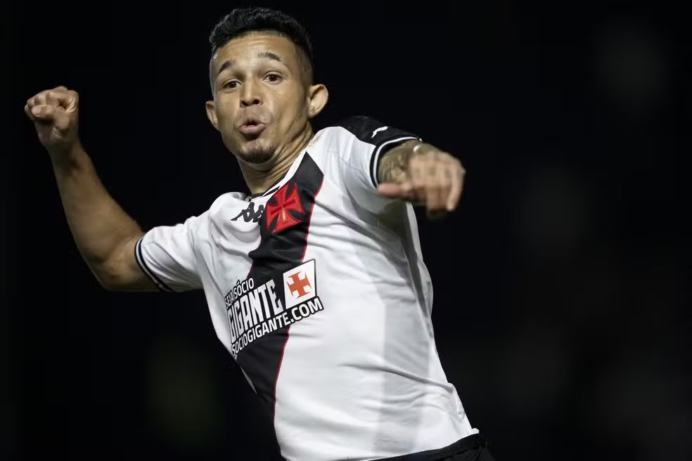 dashstatsbr's tweet photo. 🪄 Adson brilha com atuação PERFEITA em Vasco da Gama 3x0 Barracas Central!

Dashscore 10 🔥🔥
⚽ 2 Gols 
🅰️ 1 Assistência 
🎯 39/42 passes certos (92.9% de precisão) 
👟 2 chutes no gol (100% de pontaria) 
🔑 1 chance criada 
📈 6 passes no terço final 
⚔️ 3/6 duelos terrestres ganhos (50%) 
🛡️ 1 desarme e 2 recuperações de bola