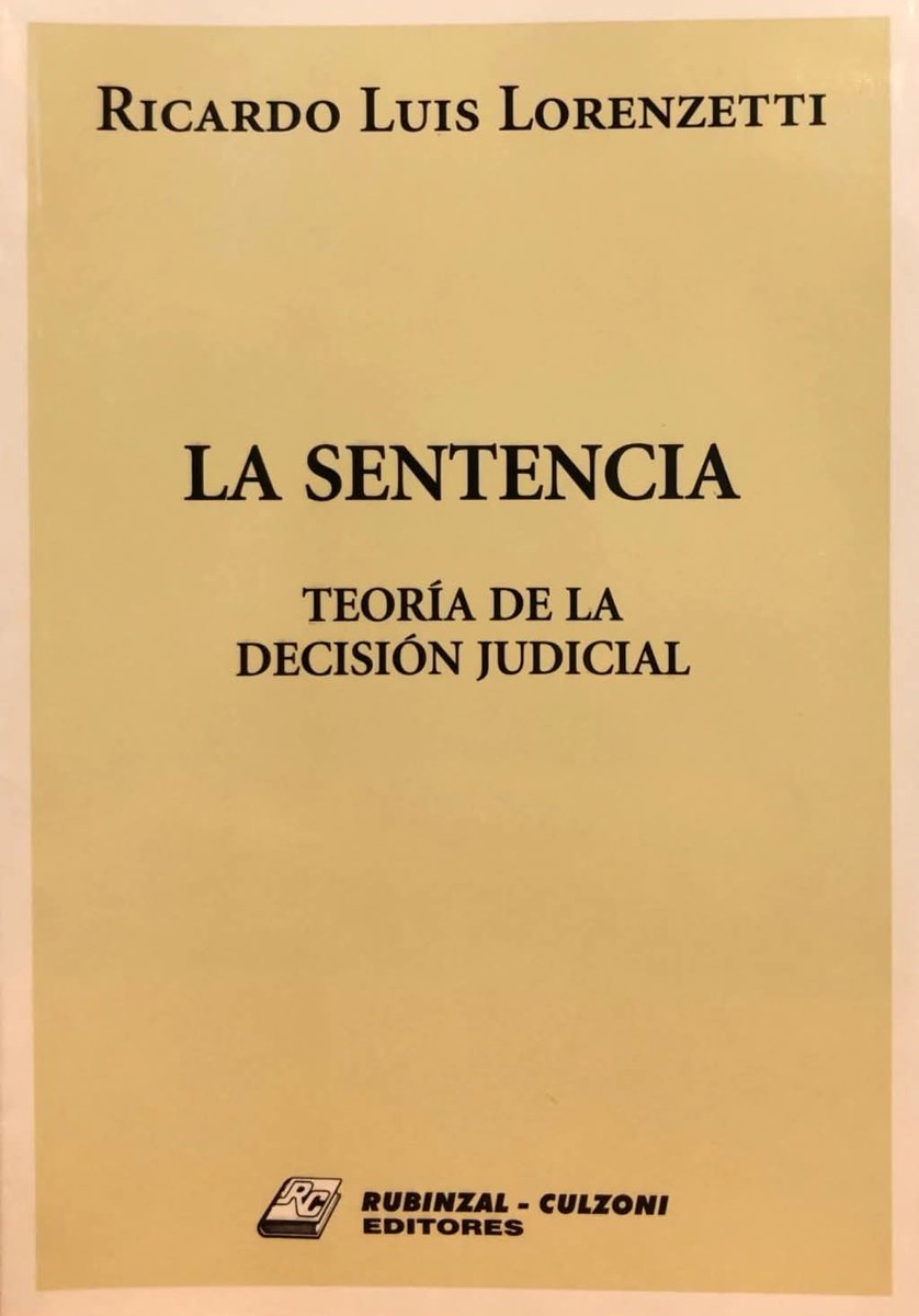 23Rapp's tweet photo. “La Sentencia – Teoría de la Decisión Judicial” de Ricardo Luis Lorenzetti (2022)

El libro propone un método estructurado y controlable para que los jueces tomen decisiones justas en un contexto jurídico complejo, posmoderno y pluralista. 
Lorenzetti parte de la idea de que ya no vivimos en el mundo simple de los códigos del siglo XIX (donde bastaba aplicar reglas por deducción), sino en un sistema mucho más complejo donde abundan los principios, los derechos fundamentales y los conflictos de valores.

El libro está dividido en 5 partes principales:

1. Primera Parte: El cambio de sistema
Analiza la transformación del Derecho:  
- La “era del desorden” (descodificación).  
- Surgimiento de microsistemas jurídicos.  
- Crisis de las nociones tradicionales de “pueblo” y “ciudadano”.  
- La nueva codificación del siglo XXI basada en principios estables.

2. Segunda Parte: El sistema de Derecho
Explica cómo está conformado el ordenamiento jurídico actual:  
- Regla de reconocimiento.  
- Fuentes (Constitución, tratados, costumbre).  
- Pluralismo de fuentes y jurisdicciones.  
- Derechos fundamentales, principios y valores.  
- Diferencia entre normas operativas y programáticas.

3. Tercera Parte: La Sentencia (el núcleo del libro)
Aquí está lo más práctico y original.  
Propone un procedimiento de argumentación legítima y controlable en cuatro pasos:

1. Deducción → Aplicar la regla válida (casos fáciles).
2. Control de esa solución deductiva.
3. Argumentación en casos difíciles (conflictos entre reglas y principios).
4. Solución mediante paradigmas (explicación y armonización).

Distingue claramente entre reglas (que se aplican de forma binaria) y principios (que se ponderan). 
Incluye abundante jurisprudencia de la Corte Suprema argentina.

4. Cuarta Parte: Paradigmas para la decisión
Presenta los grandes marcos orientadores que debe usar el juez:
- Paradigma del acceso a los bienes jurídicos.
- Paradigma protectorio (tutela de la persona).
- Paradigma colectivo.
- Paradigma consecuencialista.
- Paradigma del Estado de Derecho Constitucional.

5. Quinta Parte: Sentencias atípicas
Analiza las nuevas formas de sentencias (más activas y complejas):
- Sentencias sobre intereses individuales homogéneos.
- Sentencias sobre bienes colectivos.
- Mandatos a la Administración y al Congreso.
- Problemas de implementación y control constitucional.

Es una teoría práctica y actualizada sobre cómo deben razonar y justificar los jueces sus decisiones en el siglo XXI, combinando rigor formal, argumentación ponderada y paradigmas axiológicos, con el objetivo de lograr sentencias legítimas, controlables y socialmente efectivas.

Es un texto fundamental para jueces, abogados, estudiantes de posgrado y cualquiera interesado en la hermenéutica jurídica y la filosofía de la decisión judicial.