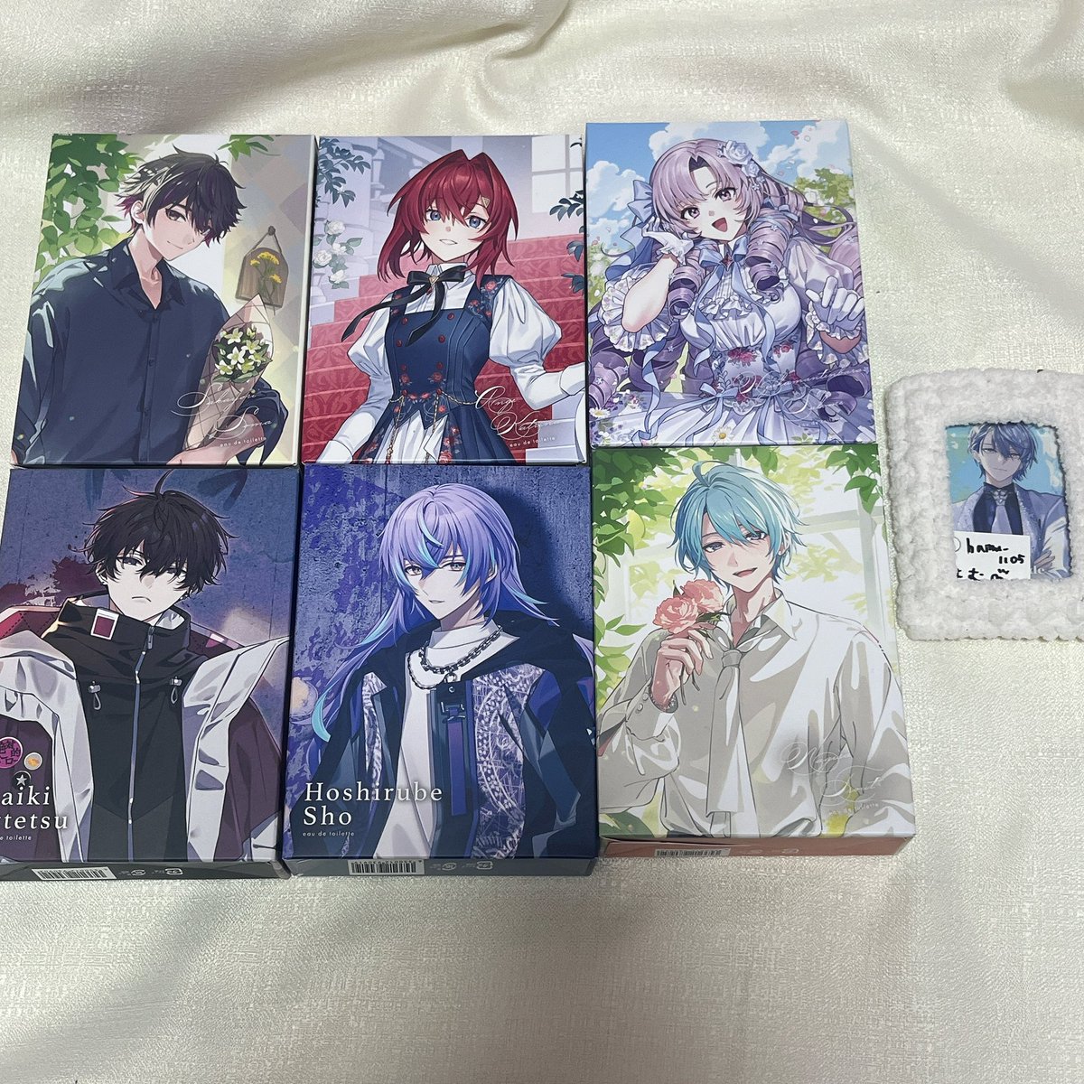 hamu_1105's tweet photo. にじさんじ交換/譲渡
にじさんじコラボ香水Anideal

譲:画像
求:箱とポスカセットで2000円/セット（🚺は1400円/セット）＋送料

箱のみ→1,000円
ポスカのみ→����1,500円🚺800円

後々譲渡のポスト上げ直すかもです。
纏めてお迎えいただける場合お値下げ◎ご相談ください https://t.co/APSN86nuXe