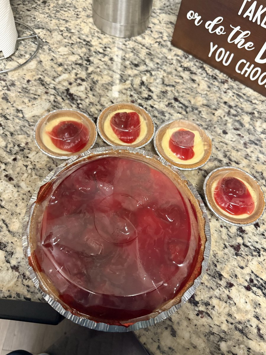 RyahDee's tweet photo. When I tell you the one on the left 🤤🤤😋😋 I don’t even eat cheesecake. It was bussin‼️‼️‼️ https://t.co/hi0DNVPHW6