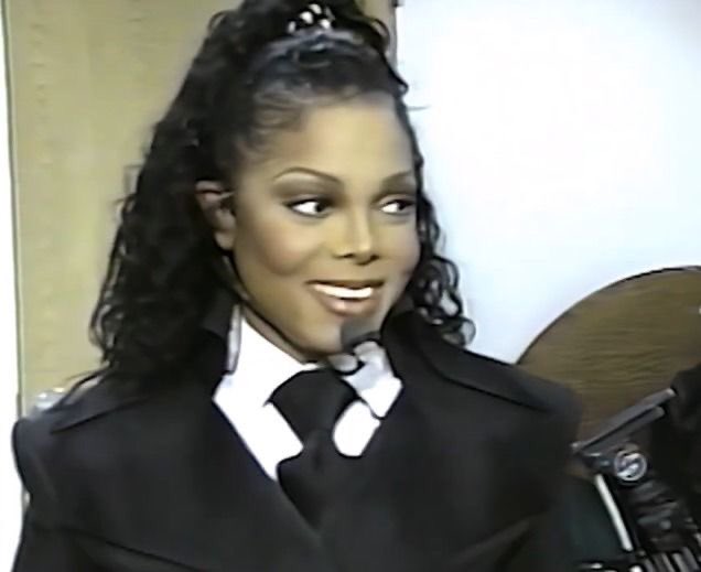 pradamaari's tweet photo. janet jackson backstage during ‘the velvet rope tour’ - (1998) ִֶ•*. https://t.co/oyn4M6rDeF