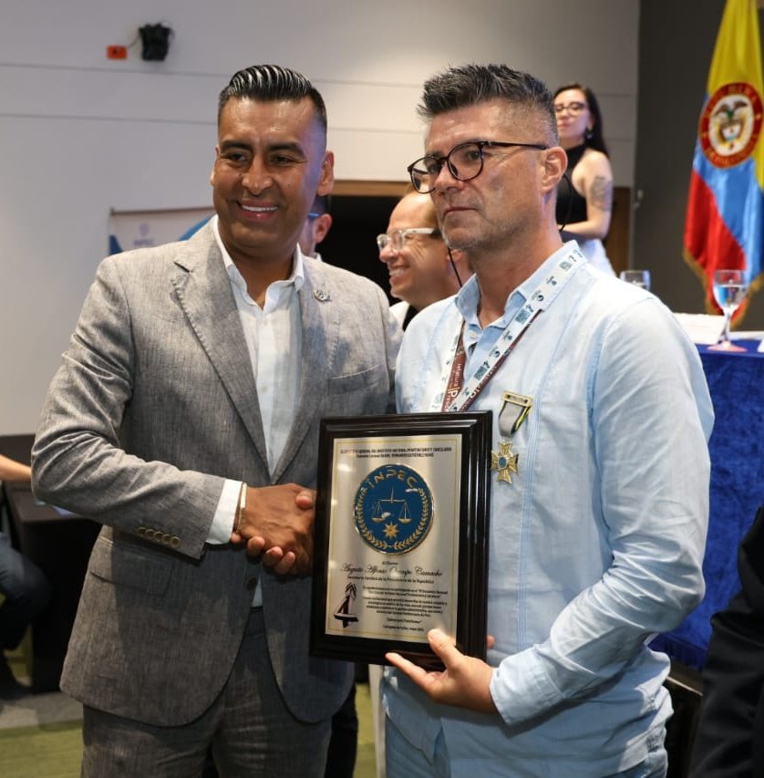 DInpec's tweet photo. Además, entregamos el Distintivo Servicios Distinguidos “Bernardo Echeverry Ossa” a personalidades e instituciones que han contribuido al fortalecimiento de nuestra misión penitenciaria. https://t.co/ARjfJ9VgS5