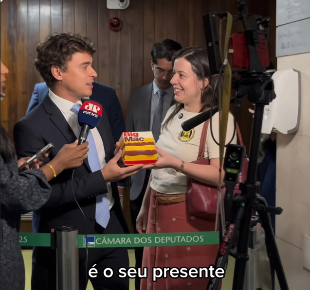 PrimeJuizo's tweet photo. 🚨🚨GRAVÍSSIMO!🚨🚨

Pânico total em Brasília! 

O partido dos maconheiros acaba de entrar no STFDP com pedido de prisão contra o Deputado Chupetinha depois do mesmo interromper uma entrevista para fazer  delivery de Big Mac.

A gordola acusa o deputado de gordofobia já que o lanche veio sem as batatas fritas.

O deputado Nikolas Cage falou que vai recorrer da decisão que todos já sabem qual será.
