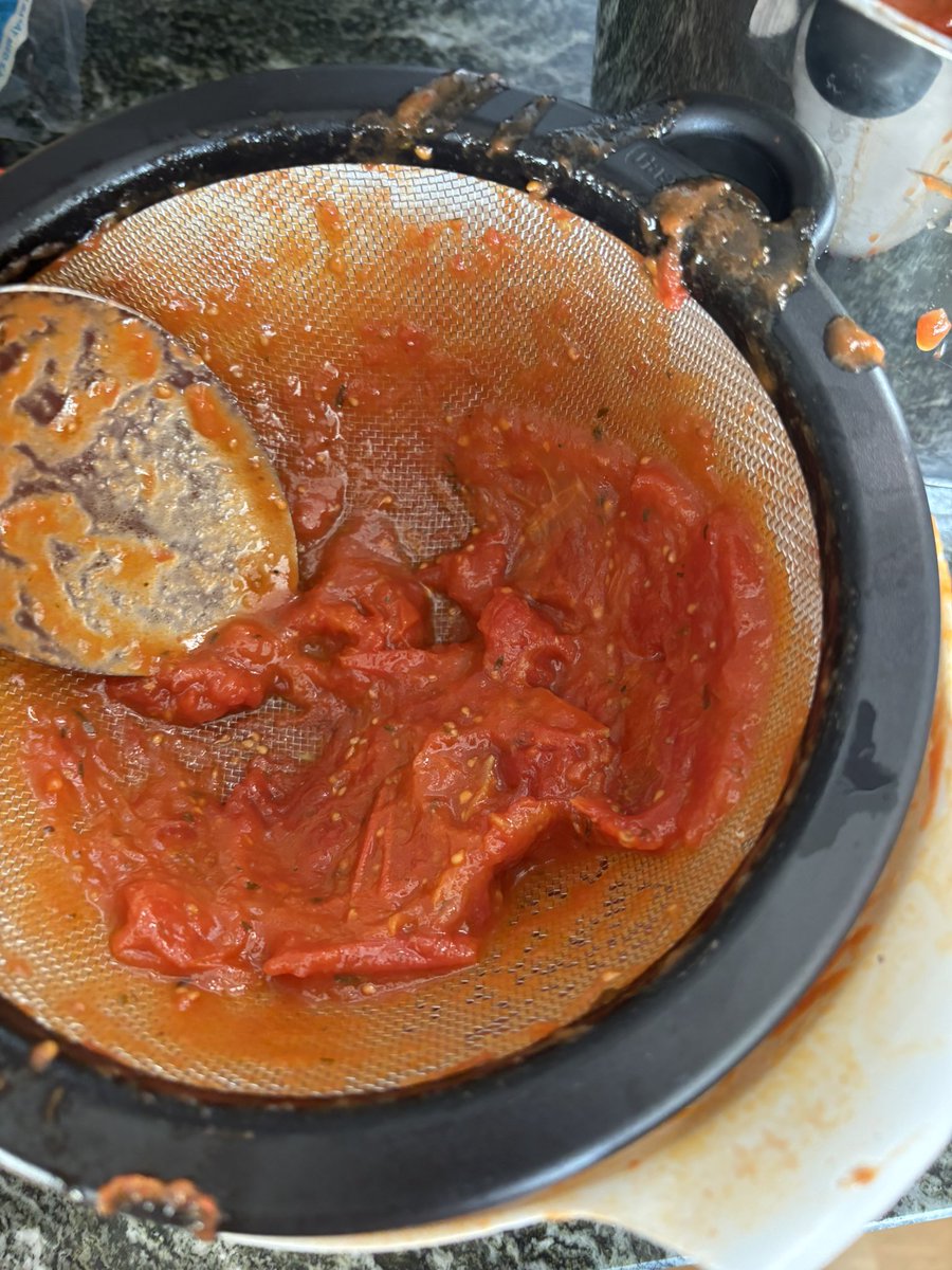 norarasse's tweet photo. the process of making my grandma’s tomato sauce ☺️ https://t.co/rpR4rt315n