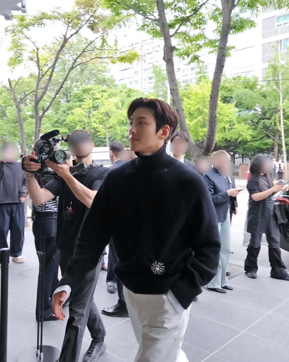 JCW_RUBEUS_JPFC's tweet photo. [jichangwook_archive Instagram]

チ・チャンウク が、CHANEL 2026 メティエダール コレクション ソウルショーに出席🤴

低画質の写真越しでも突き抜けるビジュアル✨️

https://t.co/kuwRpBBK7E

#JiChangWook #シャネル #CHANEL @jichangwook
#チ・チャンウク #チチャンウク https://t.co/V96aFuHzmE