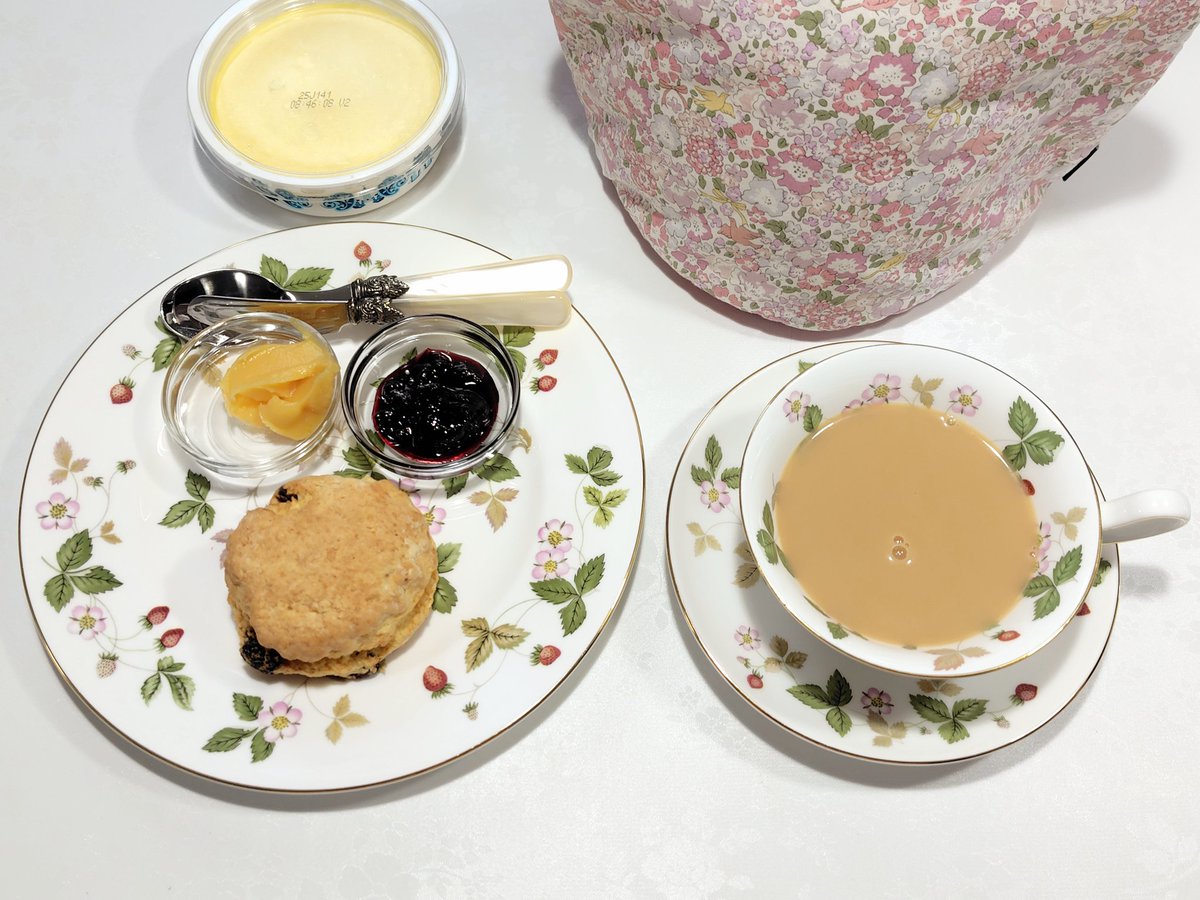 marroncream62's tweet photo. 昨日からずっと食べたくて朝からクリームティー🤭
紅茶はリントンズのブレックファスト🫖
ジメジメして甘酸っぱいものの気分で、バラクライングリッシュガーデンのレモンカードと北海道土産のハスカップジャム🥄
カルディでいつでもロダスのクロテッドクリームが買えるようになって嬉しい💗 https://t.co/lrQIPpcLKd