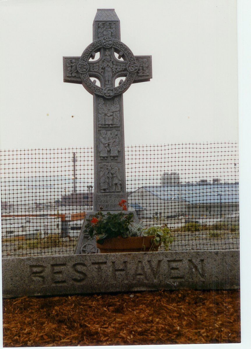 TheBostonIrish's tweet photo. It was the second Celtic Cross placed on Deer Island. In June, 1997, as the 150th anniversary of the #IrishFamine approached, the #MWRA + Irish community placed a temporary Celtic Cross there, made by local Irish carpenters Larry Reynolds + Jimmy Roach. https://t.co/pUm4W9FHJF