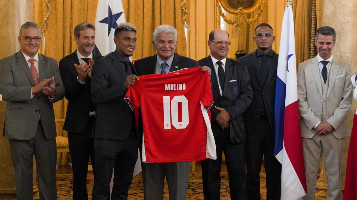presidenciapma's tweet photo. El sueño es de todos.

La Selección Nacional visitó el Palacio de las Garzas a días de su partida al Mundial. Todo un país los acompaña.

¡Vamos CON TODO Panamá! 🇵🇦⚽

#ConPasoFirme #ConTodoPty #PanamáConTodo https://t.co/unKjkXcQhS